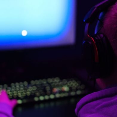 In Deutschland wie auch in Frankreich stehen zwei Minderjährige unabhängig voneinander unter Verdacht, Cyberangriffe begangen zu haben. (Bild: Envato Elements)
