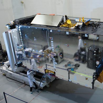 Der britische Kommunikationsanbieter Inmarsat erweitert mit dem Satelliten Alphasat (im Bild bei der Startvorbereitung) sein Globales Breitbandnetzwerk BGAN (Broadband Global Area Network), ein System für Telefonverbindungen und mobile Breitband-Internetverbindungen.  (Bild: ESA / S. Corjava)
