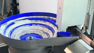 50 % weniger Energie und 50 % weniger Lärm durch den Fördertopf: Die Kamera-Band-Einheit ist so flexibel, dass sie per Knopfdruck auf verschiedene Teiletypen umgerüstet werden kann. (Bild: IFC)
