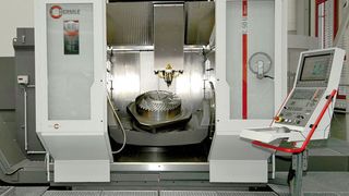 Bild 1: Fünfachsiges Hochleistungs-Bearbeitungszentrum C 50 U dynamic bearbeitet ein Stirnkegelrad mit 800 mm Durchmesser. Bilder: Hermle (Archiv: Vogel Business Media)