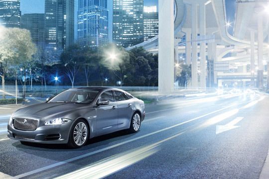 Zum Marktstart kommt der XJ wahlweise mit einem 385 PS starken V8-Benziner oder einem V6-Diesel mit 275 PS. (Archiv: Vogel Business Media)