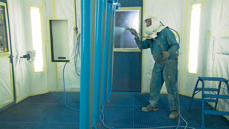 Bei Lisega wurden die am Lackierprozess beteiligten Mitarbeiter geschult, wie sie ihre Armhaltung bei ihrer Arbeit so optimieren können, dass sie den Overspray so weit wie möglich senken. (Bild: VDI-ZRE)
