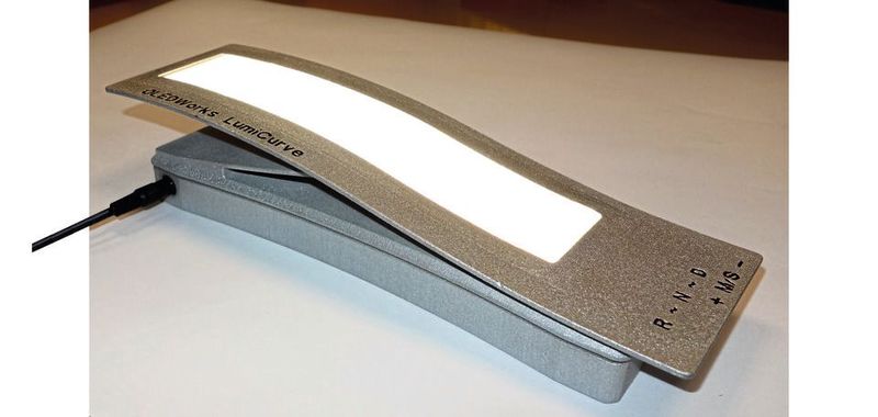 Biegbare OLED: Sie wurde in ein entsprechend gestaltetes Gehäuse eingeschoben und erhält dadurch ihre Krümmungsform. Das gesamte Trägerelement wurde im 3D-Druckverfahren hergestellt. Deshalb sind die Oberflächen nicht so perfekt wie bei einem polierten Fräs- oder einem gespritzten Kunststoffteil. Biegbare OLED: Sie wurde in ein entsprechend gestaltetes Gehäuse eingeschoben und erhält dadurch ihre Krümmungsform. Das gesamte Trägerelement wurde im 3D-Druckverfahren hergestellt. Deshalb sind die Oberflächen nicht so perfekt wie bei einem polierten Fräs- oder einem gespritzten Kunststoffteil.
