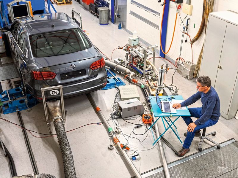 Gleichzeitig kann Empa-Ingenieur Daniel Schreiber im Automotive Powertrain Technology Labor Bremspartikel und Auspuffabagase messen. (Bild: Empa/ Sabina Bobst, Gian Vaitl)