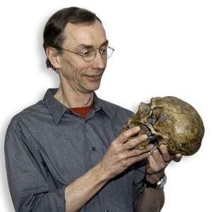 Svante Pääbo hält den Schädel eines Neandertalers. 