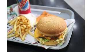 Schnell und einfach, aber schlecht für die Gesundheit. Fastfood und andere hochverarbeitete Lebensmittel stehen mehr und mehr unter Verdacht, das Risiko für Demenzerkrankungen und Parkinson zu steigern (Symbolbild). (Bild: frei lizenziert, Zak Chapman)