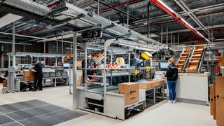 Kommissionier-Arbeitsplatz bei Bünting: Die aktuellen Optimierungsmaßnahmen gehen zurück auf eine gemeinsame Netzwerkanalyse von Bünting und Vialog. (Bild: Feuerquell Fotografie)