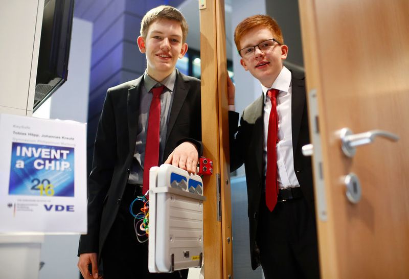 Ausgesperrt, Haustürschlüssel vergessen. Das soll mit dem KeySafe von Tobias Höpp (14) und Johannes Kreutz (16) nicht mehr passieren. Das Team des Gymnasiums Philipinum aus Marburg will einen speziellen Mikrochip entwickeln: „Das KeySafe System verhindert, dass Menschen ihr Haus ohne Schlüssel verlassen, indem es jede Person auf einen speziellen Schlüsselanhänger hin scannt. Kann es den nicht finden, wird die Person optisch und akustisch gewarnt“, sagt Johannes Kreutz. Mit dem KeySafe System überzeugte das Marburger Duo die Jury des Nachwuchswettbewerbs Invent a Chip. (VDE)