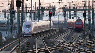 Die Bundesregierung will das marode deutsche Schienennetz in den kommenden Jahren mit knapp 40 Milliarden Euro wieder auf Vordermann bringen. (Bild: Deutsche Bahn AG / Volker Emersleben)