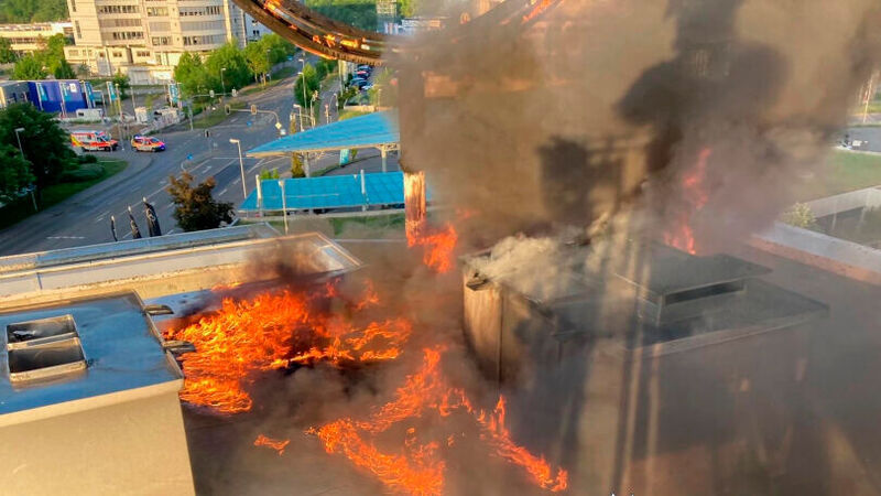 Auf dem Dach des Gebäudes brannte es rund um das Marken-Logo. (Bild: Freiwillige Feuerwehr Leonberg)