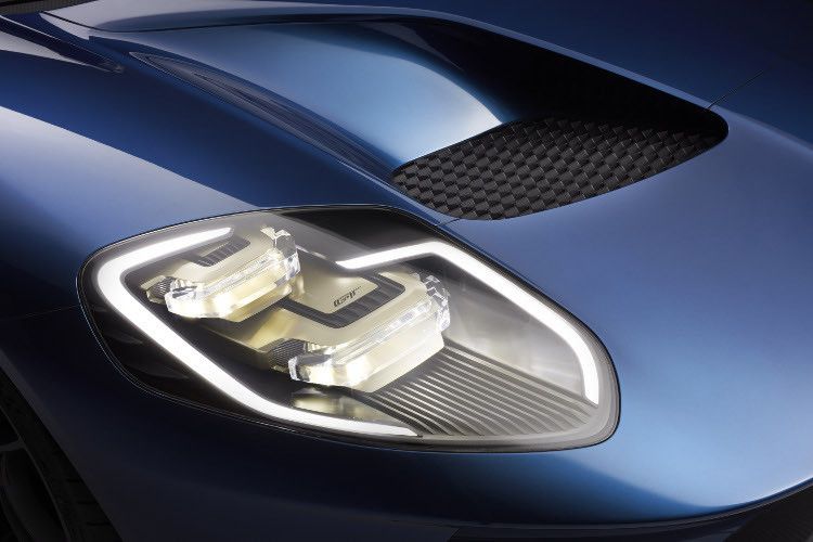 Alte Form, neues Bild. LED Scheinwerfer leuchten die Straße aus. (Foto: Ford)