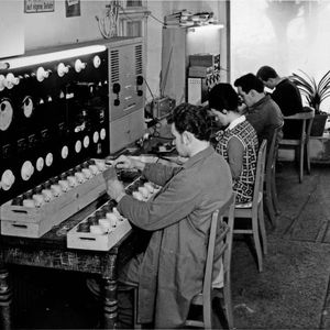 1962 spezialisierte man sich zusätzlich auf Elektroinstallation und Haustechnik und kurze Zeit später folgen der Schaltschrankbau und die Entwicklung von Elektronikbaugruppen.