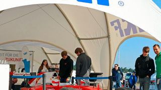 Symbol für die traditionsreiche Förderung des automobilen Rennsports durch SKF: ein echter „Vettel-Ferrari“ auf dem SKF-Stand bei der Formula Student Germany in Hockenheim. (SKF)