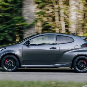 Die Seitenansicht offenbart die deutlich abfallende Dachlinie des dreitürigen Vier-Meter-Flitzers.(Bild:  Jayson Fong)