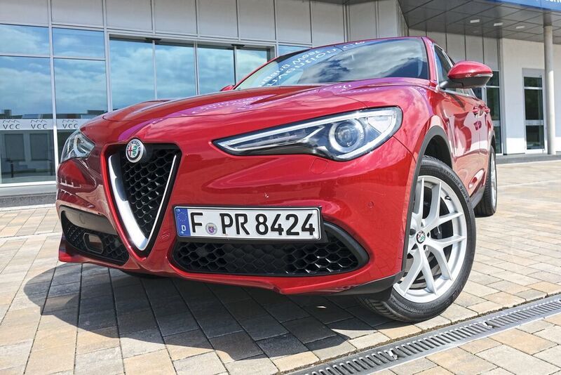 Das SUV trägt das markentypische Gesicht mit dem dreieckigen Schild des „Scudetto“ sowie die flach gezeichneten Scheinwerfer. (Jens Scheiner)