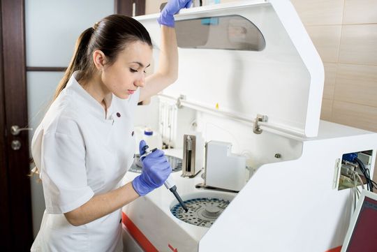 Abb.1: Die Qualitätsprüfung von Laborgeräten kann mit dem richtigen Tool auch vom eigenen Personal ausgeführt werden (Symbolbild). Abb.1: Die Qualitätsprüfung von Laborgeräten kann mit dem richtigen Tool auch vom eigenen Personal ausgeführt werden (Symbolbild).