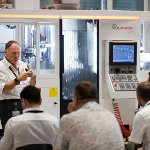 Dass es in der Aerospace-Branche nicht nur um die Bearbeitung gewaltiger Strukturbauteile auf grossen Portalfräsmaschinen geht, demonstrierte Starrag u. a. anhand einer Live-Demonstration an einer hochpräzisen «Bumotec 191neo». Am Beispiel von Einspritzdüsen wurde eindrücklich gezeigt, wie sich hochkomplexe Teile in einer einzigen Aufspannung – und komplett ohne manuellen Eingriff – fertigen lassen.(Bild:  Hannes Thalmann)