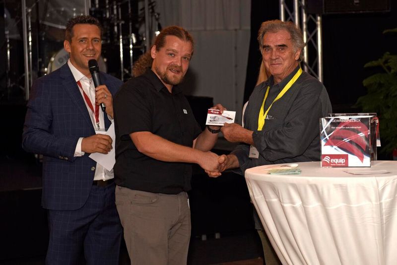 Glückliche Gewinner: Björn Haas mit Marian Häke (Digital Data) und Germar Faber (Faber Funk- und Fernmeldetechnik) (Seidenglanz Images / MichaelTelecom)