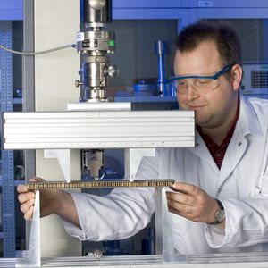 Im PUR-Technikum in Leverkusen werden Polyurethan-Polymere genau unter die Lupe genommen. Bei Dream Production soll CO2 als Kohlenstoffquelle zur Herstellung von polyolen für die PUR-Produktion genutzt werden.