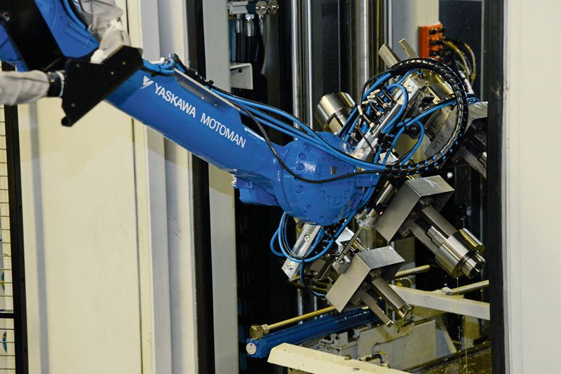 Bild 4: Das Be- und Entladen der Räummaschine erledigt ein großer Sechsachser vom Typ MH50 mit einem Doppel-Dreifach-Greifer. (Bild: Högel)