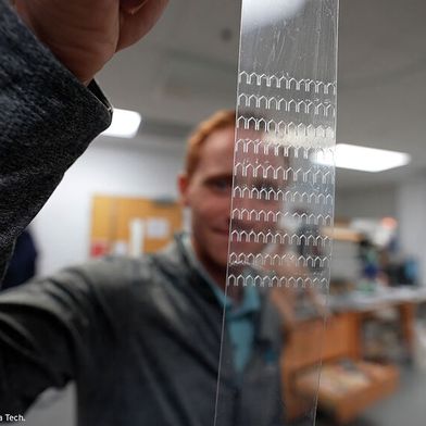 Ein Forschungsteam um Michael Bartlett von der Virginia Tech hat das Prinzip der japanischen Schneidekunst auf ein Klebeband übertragen, indem es ein schuppen- oder wabenartiges Muster aus rechteckigen Formen, die ein bisschen an ein eckiges U erinnern, in ein Klebeband laserte. (Bild: Alex Parrish for Virginia Tech)