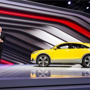 Prof. Dr. Ulrich Hackenberg, Vorstand für Technische Entwicklung bei VW, präsentiert in Peking das „TT offroad concept“.