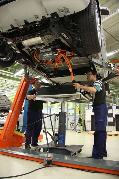 Einbau der Lithium-Ionen-Akkus im Mercedes-Benz-Werk Rastatt. Bild: Daimler AG (Archiv: Vogel Business Media)