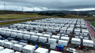 In Coalburn, rund 40 km südlich von Glasgow, wird künftig Europas größter Batteriespeicher mit einer Leistung von 1 GW das Stromnetz durch die Speicherung und Einspeisung überschüssiger erneuerbarer Energie ausgleichen. Die Inbetriebnahme wurde mit Aggregaten und Lastbänken von Aggreko sichergestellt.  (Bild: Aggreko)