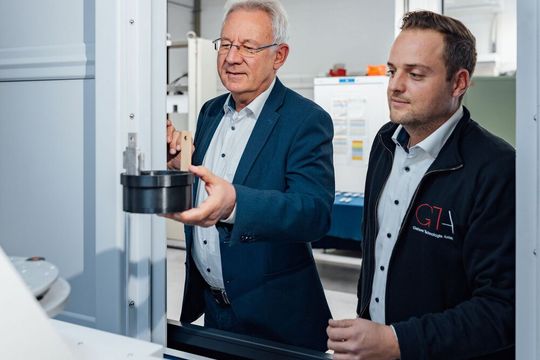 Prof. Dr. Lothar Kallien (links) und Dr. Daniel Schwarz von der Hochschule Aalen möchten Holz mit seiner niedrigen CO2-Bilanz wieder in Autokarosserien aufleben lassen.(Bild:  Hochschule Aalen, Jan Walford)