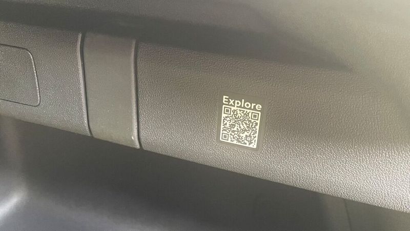 5. Interaktivität: Der Kofferraum bietet einige Simply-Clever-Ideen, um Dinge praktisch zu verstauen. Wer sich die Funktionen bei der Fahrzeug-Übergabe nicht alle gemerkt hat, kann sich über den QR-Code nochmals über ein Online-Video informieren lassen. (Bild: Grimm – kfz-betrieb)