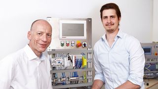 MGA-Geschäftsführer Lorenz Arnold (l.) mit Projektleiter Marius Ritter im Entwicklungslabor. (MGA Ingenieurdienstleistungen)