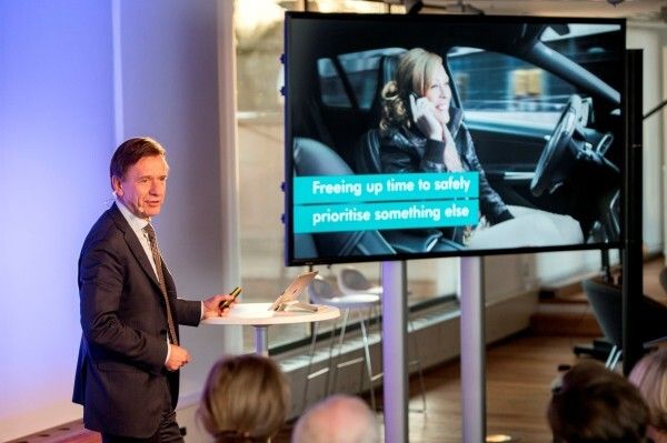 Håkan Samuelsson, President & CEO Volvo Car Group, bei der Pressevorstellung des Projekts „Drive Me – Selbstfahrende Autos für eine nachhaltige Mobilität“. Er erläutert die Vorteile selbstfahrender Autos für den Fahrer. (Volvo)