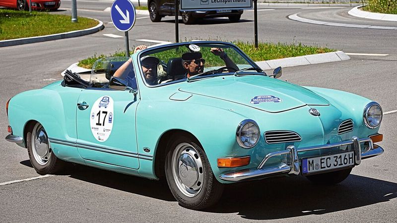 Das Team »kfz-betrieb«: Jürgen Beck und Oliver Kuhn im VW Karmann Ghia Cabrio, Baujahr 1971. (Bild: Zietz/»kfz-betrieb«)