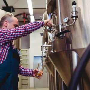 Technik hilft - doch ist und bleibt Bierbrauen eine Kunst. (Bild:  wavebreakmedia)