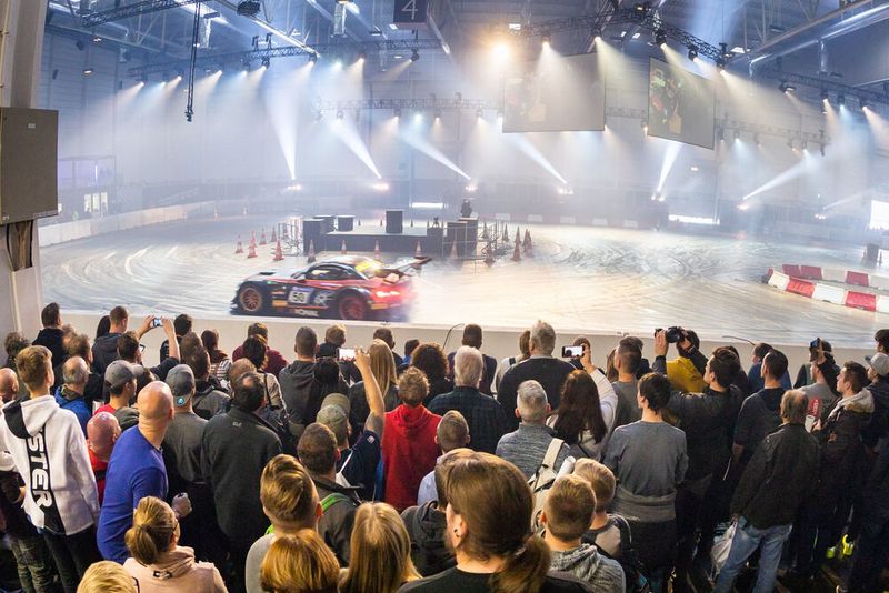 In der Motorsport-Arena sind dagegen Benzin-PS gefragt. (Messe Essen)