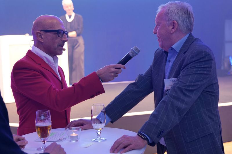 Bernhard Heusl von der Nürnberger Versicherung freute sich bei der Veranstaltung über das große Engagement im Kfz-Gewerbe, wenn es um die Berufsausbildung geht. Das wolle sein Unternehmen gern unterstützen. (Bild: Schmidt/autoFACHMANN)