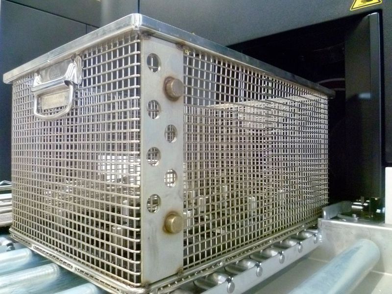 Für maximale Prozesssicherheit erfolgt die Programmauswahl bei einer Anwendung in der Medizintechnik automatisch durch ein kodiertes Lochblech am Korb.  (ATL)