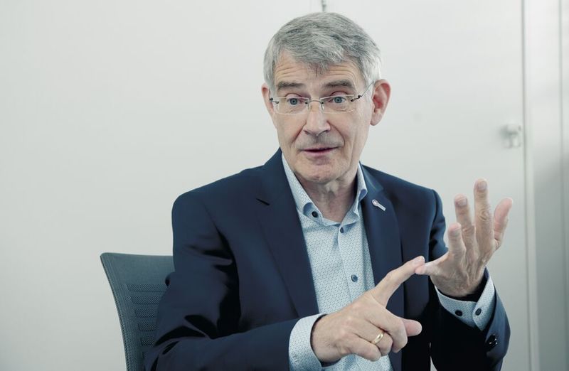 Franz-Xaver Bernhard zählt auf, wofür die Generation 2 steht: Servicefreundlichkeit, Zukunftssicherheit, Offenheit und Flexibilität. (Bild: Matthias Böhm)