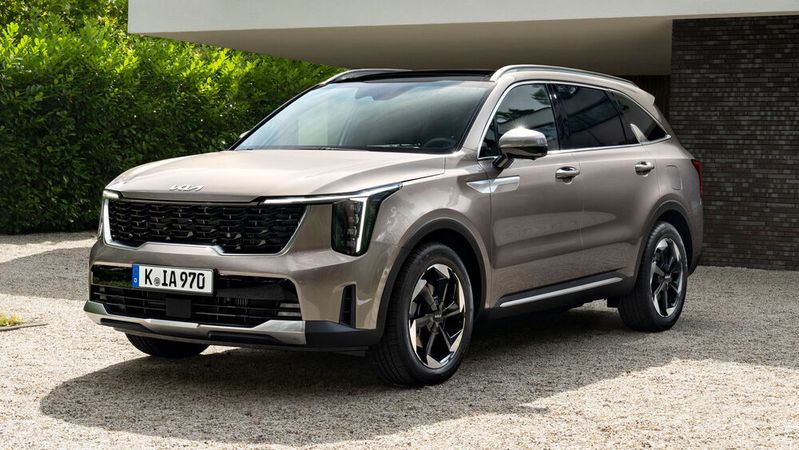 Die auffälligste optische Veränderung betrifft die Front: Der Sorento bekommt einen neuen Kühlergrill und horizontal angeordnete Abblendlichter.(Bild:  Kia)