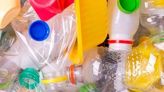 Miese Stimmung zieht sich derzeit durch die deutsche Industrielandschaft, wie die Berichterstattungen zeigen. Doch es gibt auch Hoffnung! Eine Branche, die positive Impulse melden kann, ist die Kunststoffverpackungs-Industrie. Hier erfahren Sie, warum ... (Bild: Knesebrink)