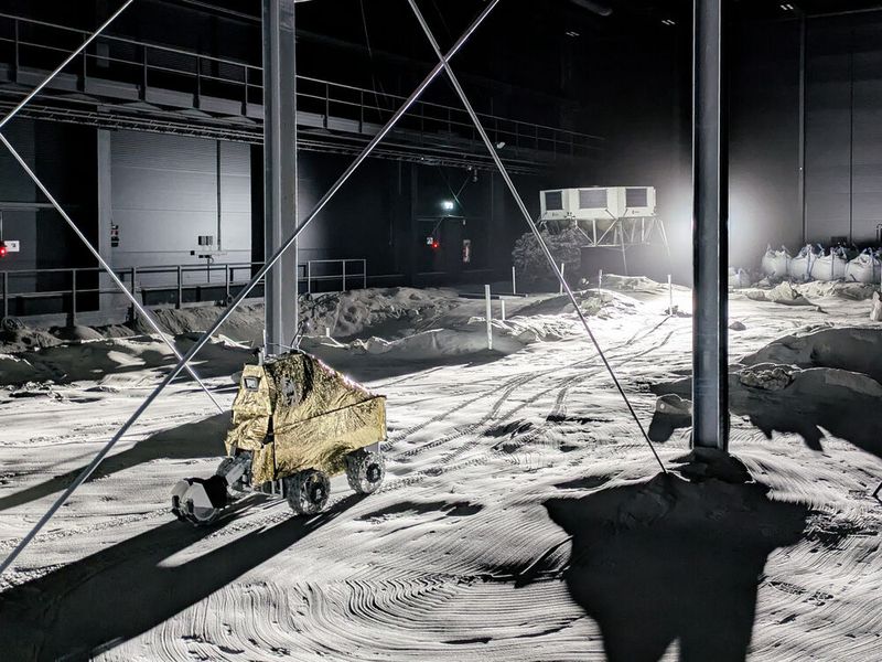 The moon's surface was recreated in the hall with around 900 tons of regolith simulant. This consists of fine basalt dust, whose grain size and composition were specially developed for the facility. In its properties, the dust is very similar to the original lunar regolith. (Image:FZI)