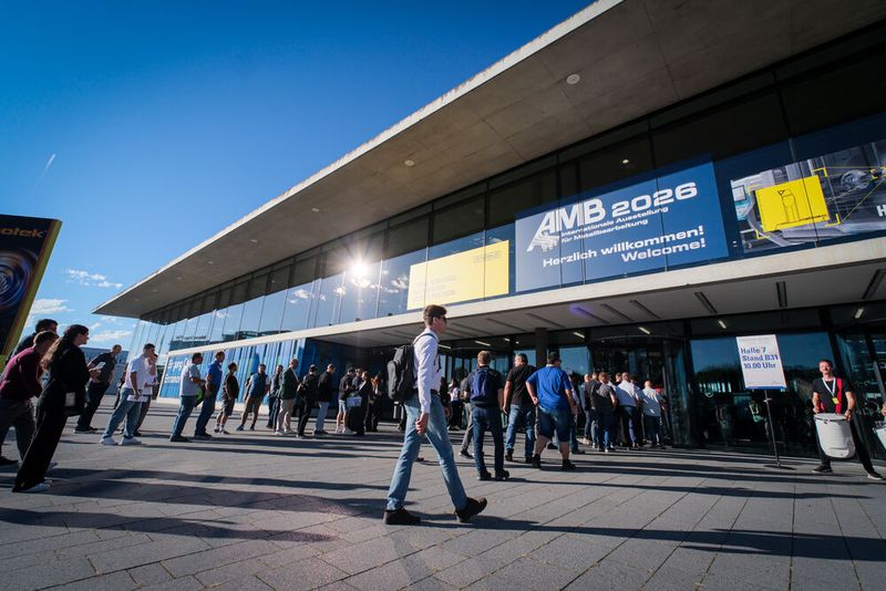 Eingang zur AMB 2026. (Bild: Thomas Wagner / Messe Stuttgart)