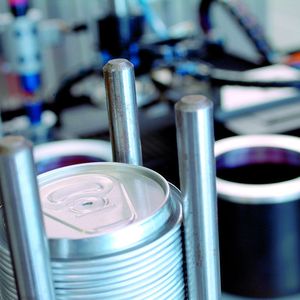 Bild 2: Getränkedosendeckel verschließen den Inhalt hermetisch und sorgen so für lange Haltbarkeit des Inhaltes. Bild: Ball Packaging Europe