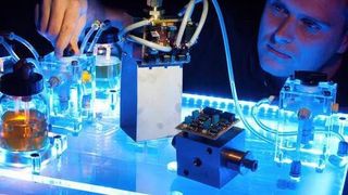 Mit diesem Versuchsaufbau demonstriert Diplomingenieur Torsten Bley seine Messzelle, die die Qualität von Öl im laufenden Betrieb messen kann. (Bild: Universität des Saarlandes / Oliver Dietze)