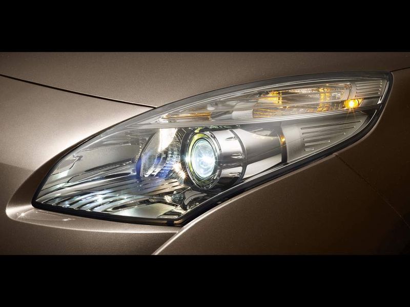 Die Front prägen markant geformte Scheinwerfer in Ellipsoid-Technik, deren glasklare Abdeckscheiben bis in die Fahrzeugflanken reichen. (Archiv: Vogel Business Media)