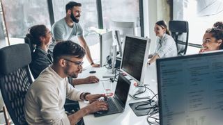 AI Restacking integriert Künstliche Intelligenz in alle Ebenen der Unternehmensarchitektur. Geschäftsprozesse, Daten, Anwendungen und Technologien bilden dabei ein vernetztes System, das kontinuierlich aus Daten und Feedback lernt. (Bild: © BalanceFormCreative - stock.adobe.com)