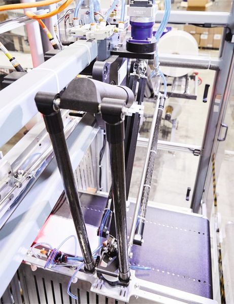 Die hochdynamischen Servomotoren AM8000 in Kombination mit den Servoverstärkern AX5000 ergeben ein ideales Roboter-Ansprechverhalten. (Bild: Beckhoff Automation)
