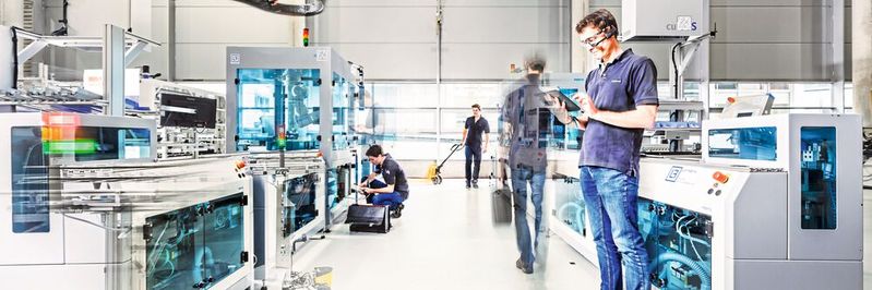 Cyber-physische Systeme und die intelligente Vernetzung der Fertigungsanlagen und Logistiksysteme bilden die Grundlage der Smart Factory, die sich im Idealfall ohne menschliches Eingreifen autonom organisiert. Das beunruhigt zwar viele, hat aber eher seine Vorteile, sagen die Experten.(Bild:  Universität Stuttgart IFF / Fraunohfer IPA / R. Bez)