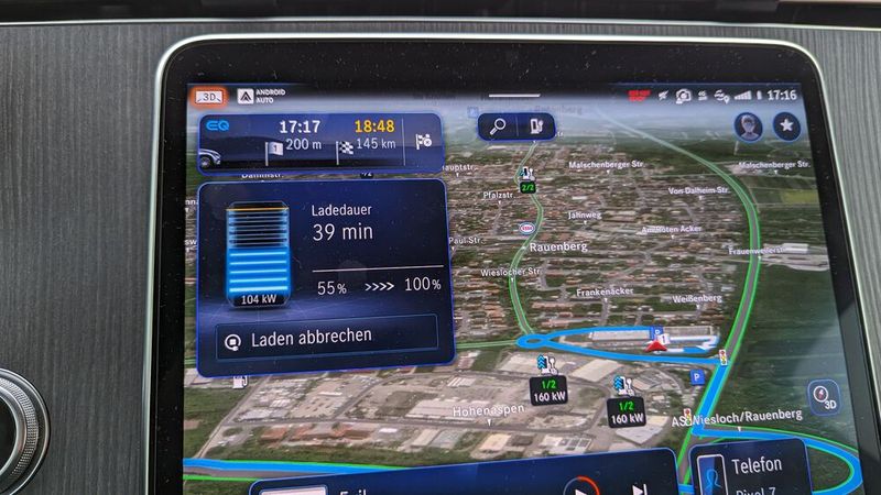 ... hatte es der Mercedes an der Schnellladesäule, wo er es bei knapp über 100 kW gut sein ließ. Beim Fahren kam trotzdem keine Reichweitenangst auf – dank des Lademanagers, der bei der Routenberechnung gleich Stopps an geeigneten Ladesäulen mit einplante.  (Bild: Rosenow – VCG)