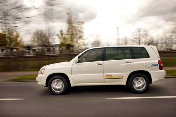 Brennstoffzellenfahrzeug im Test: Europäische Politiker testen umweltfreundliche Technologie (Bild: Toyota)